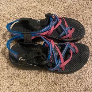 Unique pattern Women’s Chaco Sandal Size 8 double toe strap